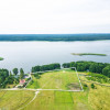 Inwestycyjny grunt z linią brzegową jeziora Lubie