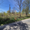 Działka położona wśród lasów, nieopodal zalewu.