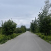 Działka 879 m² – media w drodze, las, SKM.