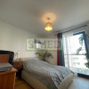Trójstronny apartament z balkonem i oknem w kuchni