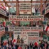 ? MANIFEST SPEKULACYJNO-DOKTRYNALNY: CZARNY ŁABĘDŹ WROCŁAWSKIEGO RYNKU Krucza 78 (Róg Wróbla) – Brama Wjazdowa na Osiedle Oficerskiestatus: LOKAL-FORTECA / KANCELARIA / CYFROWE CENTRUM DOWODZENIA