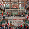 ? MANIFEST SPEKULACYJNO-DOKTRYNALNY: CZARNY ŁABĘDŹ WROCŁAWSKIEGO RYNKU Krucza 78 (Róg Wróbla) – Brama Wjazdowa na Osiedle Oficerskiestatus: LOKAL-FORTECA / KANCELARIA / CYFROWE CENTRUM DOWODZENIA