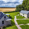 Dom z cegły plus 2 domki, 4700 m² działka, 8 km od Bałtyku