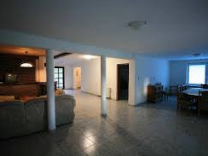 dom mieszkalny nad jeziorem