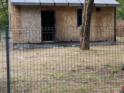 Działka nad jeziorem przeczyckim zaczęta budowa domku