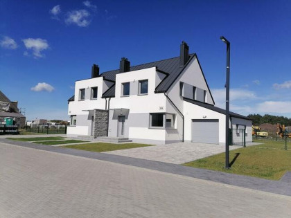 Nowy dom w zabudowie bliźniaczej na osiedlu w Bojanie.