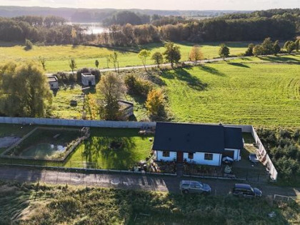 Nowy dom nad jeziorem na sprzedaż