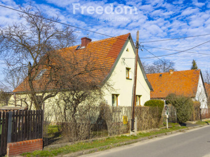 Urokliwy dom z dużym ogrodem w spokojnej okolicy