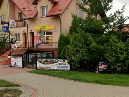 Jeden dom kilka mieszkań. Hotel z kawiarnią.