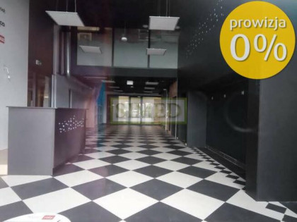 Show room z biurem 5 m wysokość.