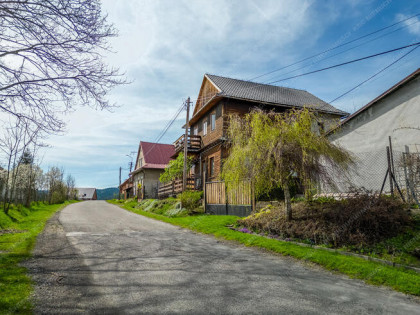 Klimatyczny drewniany dom w Kurowie (powiat suski)