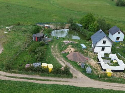 Działka budowlana, 2 domy oraz staw