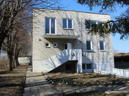 Mieszkanie bez czynszu w wolnostojącym domu z działką