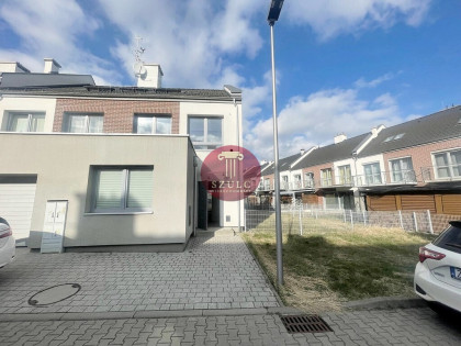 Na sprzedaż  nowy szeregowiec z dużym ogródkiem.