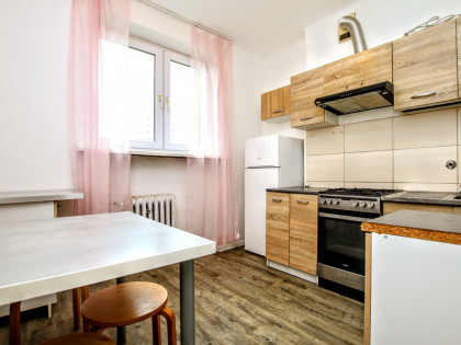Wysoki parter, oddzielna kuchnia, balkon, piwnica