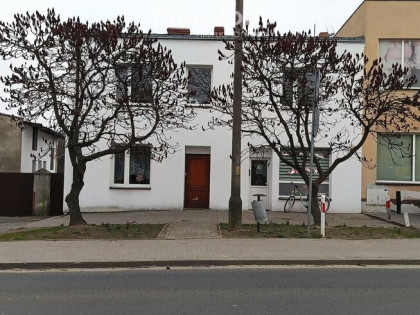 Dom 7 pokoi, 2 wejścia + 2 bud.gospodarcze/ogród