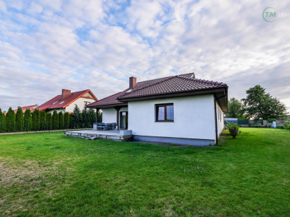 Nowoczesny dom z garażem i ogrodem