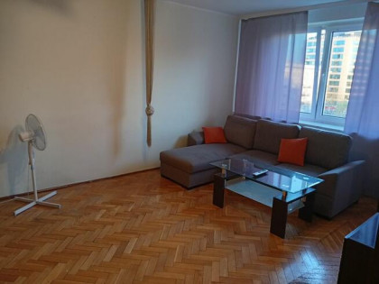 Al.Niepodległości, blisko stacji metra Wierzbno,60m