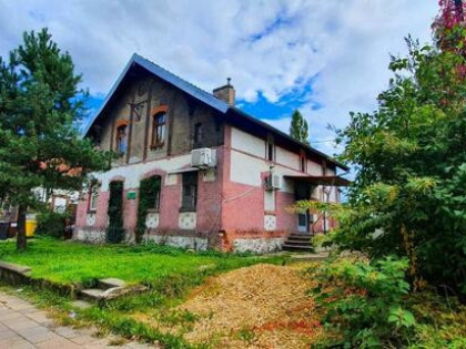1/2 lub3/4 domu 400 lub 500 m2 na mieszkanie biuro warsztat.