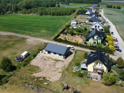 Działka z domem na płycie fundamentowej do wykończenia