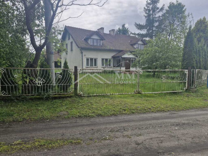 Dom wolnostojący z zabudowaniami gospodarczymi
