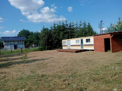 Działka rekreacyjna nad jeziorem z domkiem