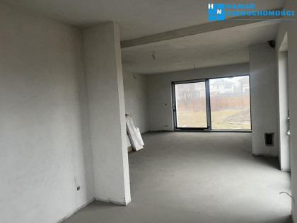 Przestrony bliźniak wśród nowej zabudowy