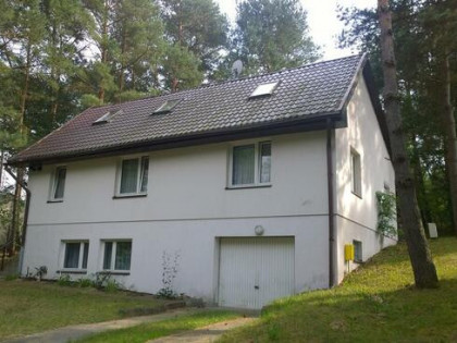 dom przy lesie blisko plaży