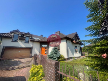 Bardzo ładny dom w kameralnej lokalizacji .