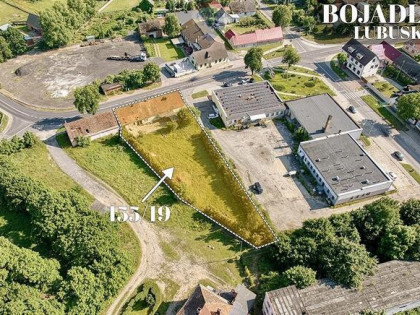 Na sprzedaż działka z trzema budynkami