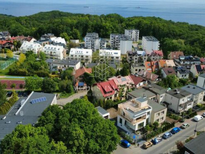 Dom z tarasem widokowym i panoramicznym widokiem na zatokę