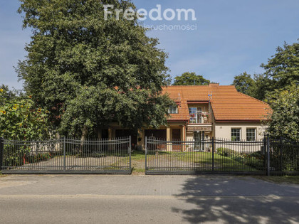 10 pokoi z łazienkami i restauracja, blisko plaża