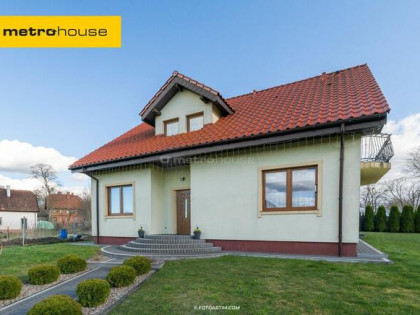 Komfortowy dom położony na obrzeżach miasta.
