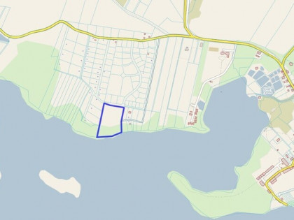 Inwestycyjny grunt z linią brzegową jeziora Lubie
