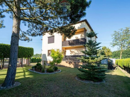 Przestronny dom z dużą działką i zadbanym ogrodem