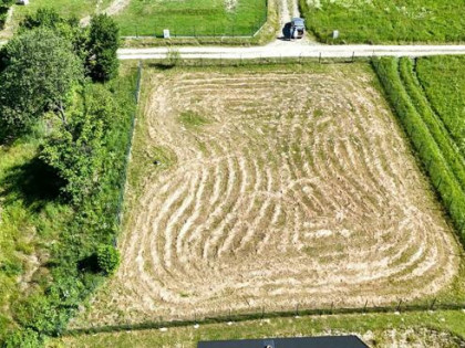 Atrakcyjna ogrodzona działka z pozwoleniem na budowę