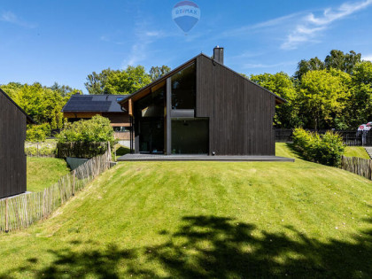 Dom premium nad jeziorem, blisko morza