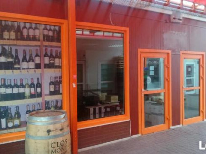 Lokal na Kabatach mieszczący się na bazarku