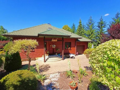 Piękna posiadłość otulona zielenią ,Dwa domy , piękny ogród