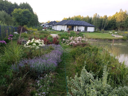 Nowoczesny dom na działce ze stawem w Radomiu.