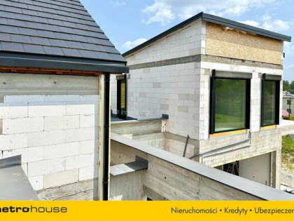 Nowoczesna nieruchomość w stanie budowy.