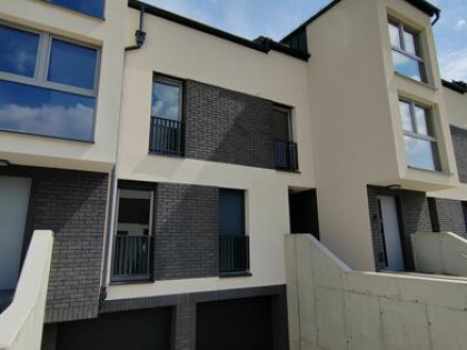 Nowoczesny Apartament z ogrodem i dużym garażem.