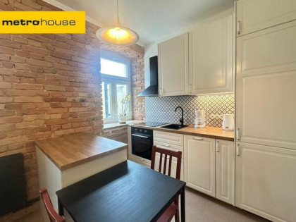 Klimatyczna kawalerka w kamienicy w Piasecznie.