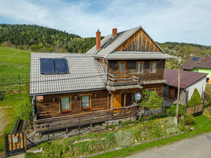 Zadbany drewniany dom