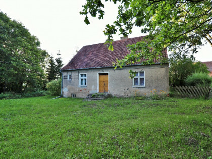 Siedlisko na sprzedaż - działka 0,9800 ha - 2 budynki gospodarcze