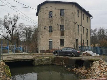 Atrakcyjny Dom na wyspie (możliwa elektrownia wodna)