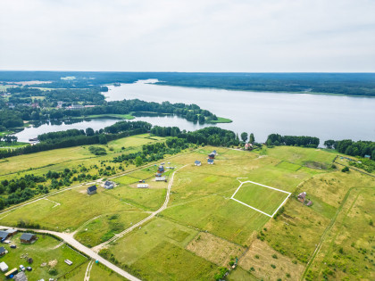 Piękna działka z dojściem do Jeziora Lubie.