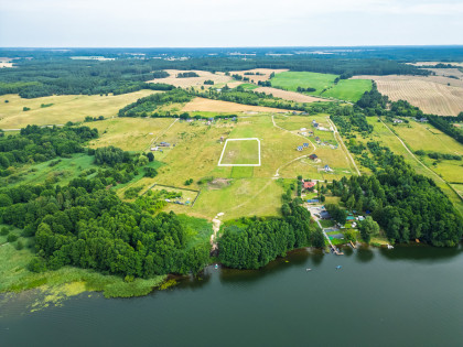 Piękna działka z dojściem do Jeziora Lubie.