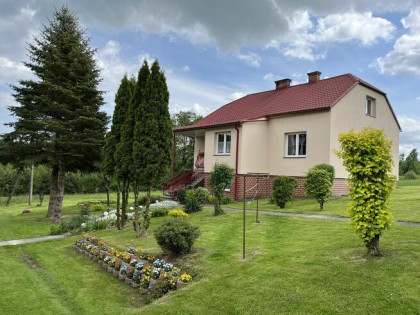 Urokliwe siedlisko na wsi z dużą działką, idealne na stałe za