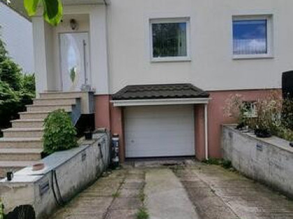 Dom bliźniak w spokojnej, cichej okolicy centrum miasta.